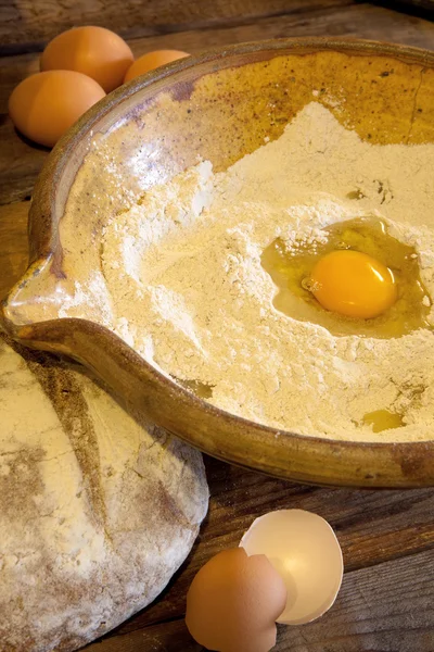蛋黄和面粉的面包 — 图库照片