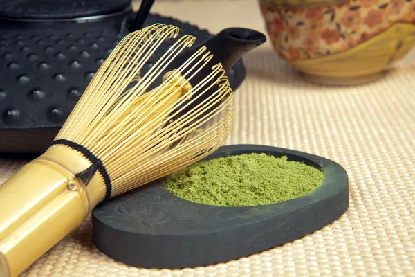Бамбуковый венчик для зеленого чая — стоковое фото