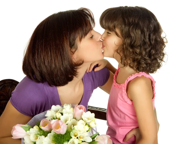 Mutter küsst — Stockfoto