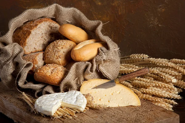 Pão e queijo vintage — Fotografia de Stock