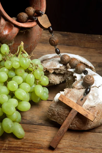Hrozny vína a svatý chléb — Stock fotografie