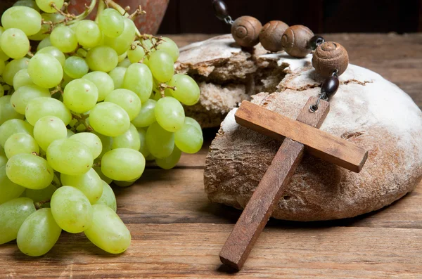 Uvas e pão partido — Fotografia de Stock