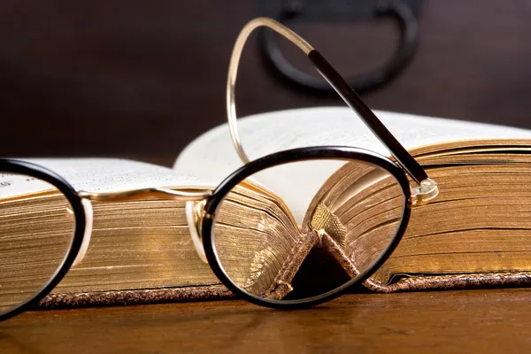 Antieke bril en boek — Stockfoto