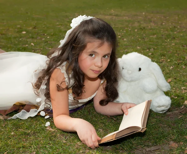 Reading girl on grass — Stock Photo, Image