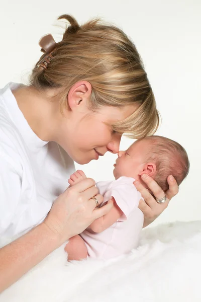 Mutter umarmt Baby — Stockfoto