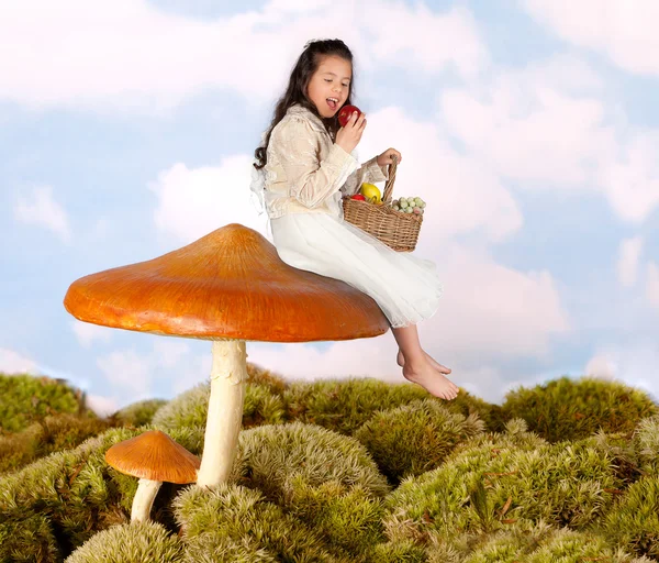 버섯에 요정 아이 — 스톡 사진