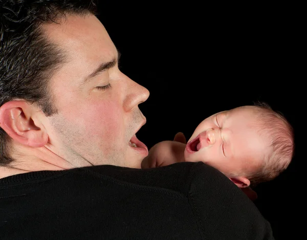 Χασμουρητό μωρό και πατέρα — Φωτογραφία Αρχείου