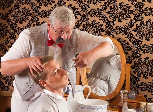 Barbeiro vitoriano cortando bigode — Fotografia de Stock