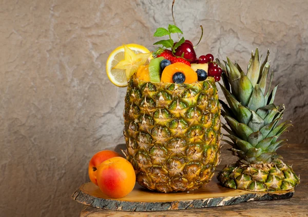 Cóctel de frutas en piña — Foto de Stock