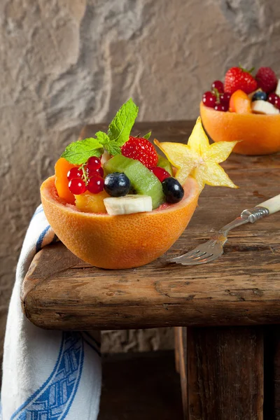 Salada de frutas na mesa vintage — Fotografia de Stock
