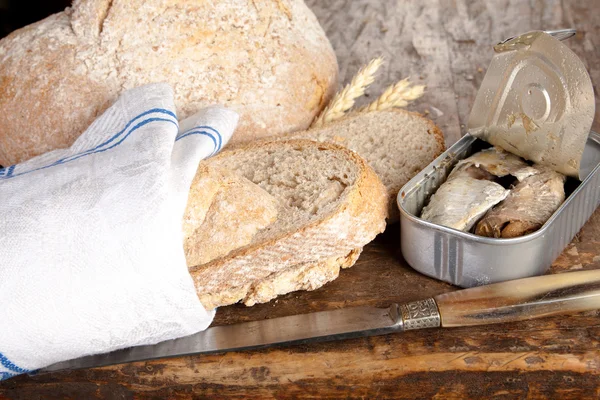 Pan y sardinas — Foto de Stock