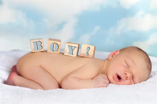 Blocos de madeira no menino recém-nascido — Fotografia de Stock