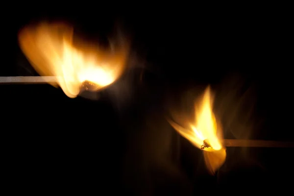 Zwei Streichhölzer brennen — Stockfoto