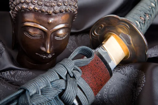 Будда против меча — стоковое фото