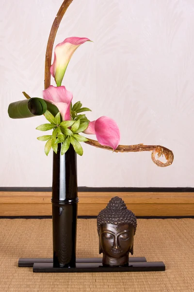 Икебана и Будда — стоковое фото