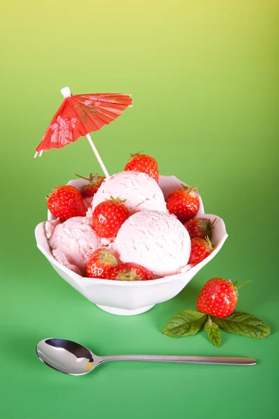Παγωτό με φρούτα — Φωτογραφία Αρχείου