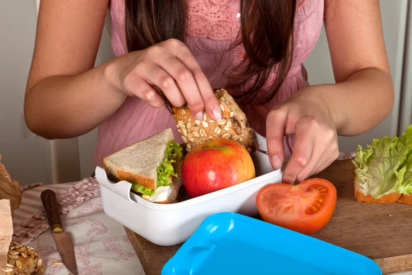 Preparing a lunchbox — Stock Photo, Image