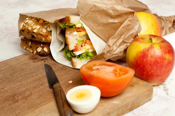 Frutas e sanduíches para o almoço — Fotografia de Stock