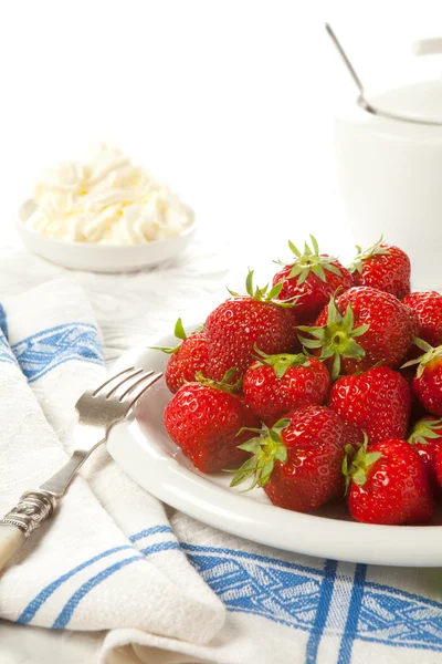 Sahnezucker und Erdbeeren — Stockfoto
