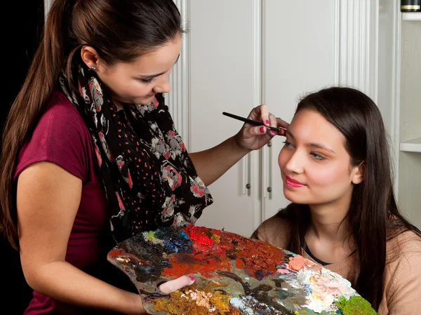Maquillaje artista en el trabajo — Foto de Stock