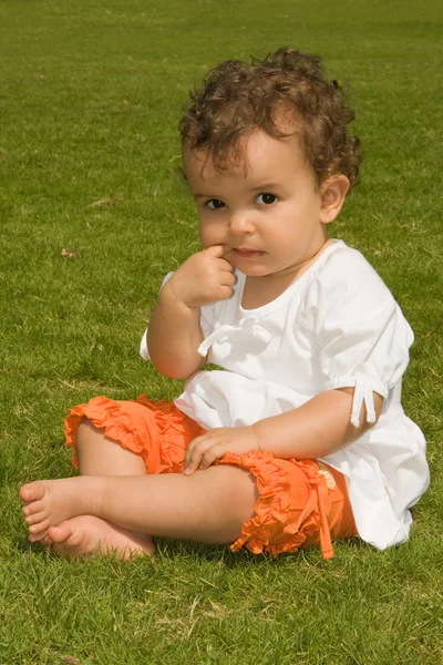 Маленькая девочка на траве — стоковое фото
