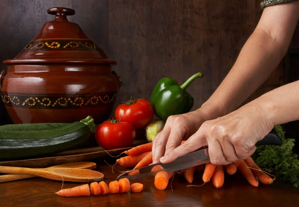 Cutting carrots — Stock Photo, Image