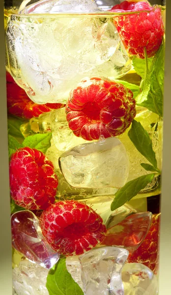 Цвета коктейля в стакане — стоковое фото
