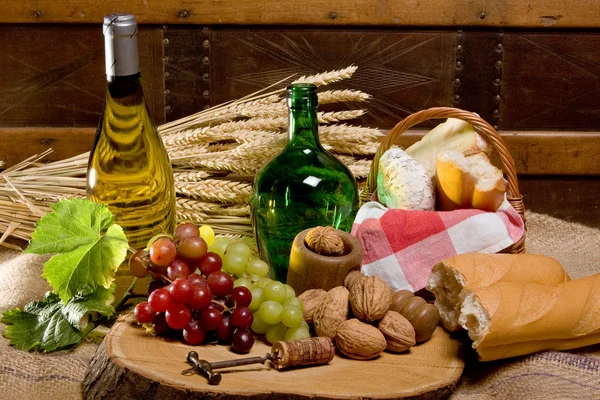 Вино и сельская еда — стоковое фото