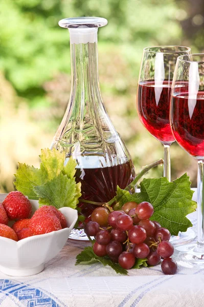 Wein und Früchte — Stockfoto