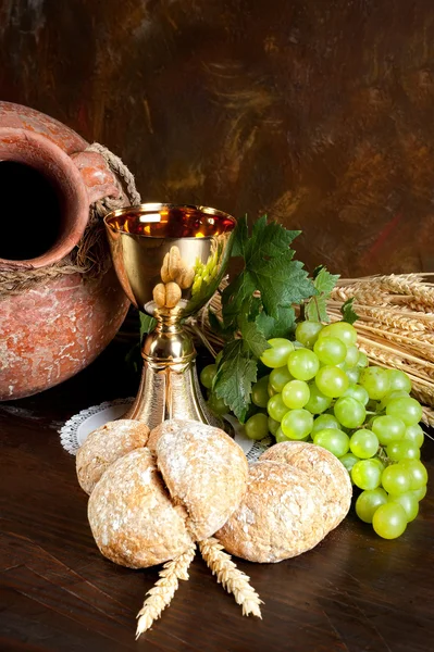 Кувшин вина и хлеб для причастия — стоковое фото