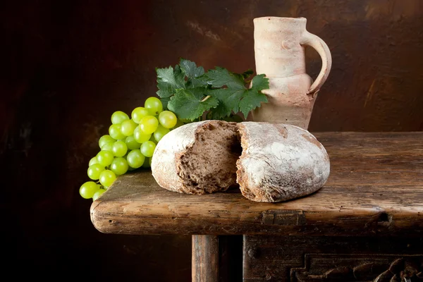 Dzbanek do wina z chlebem wiejskim — Zdjęcie stockowe