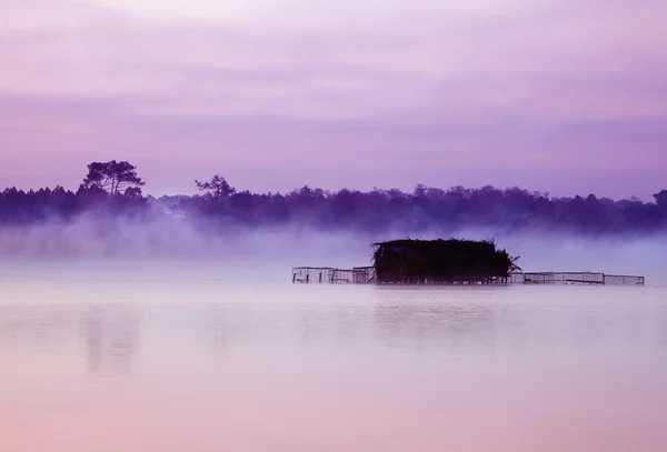 Misty lake and huts — Stock Photo, Image