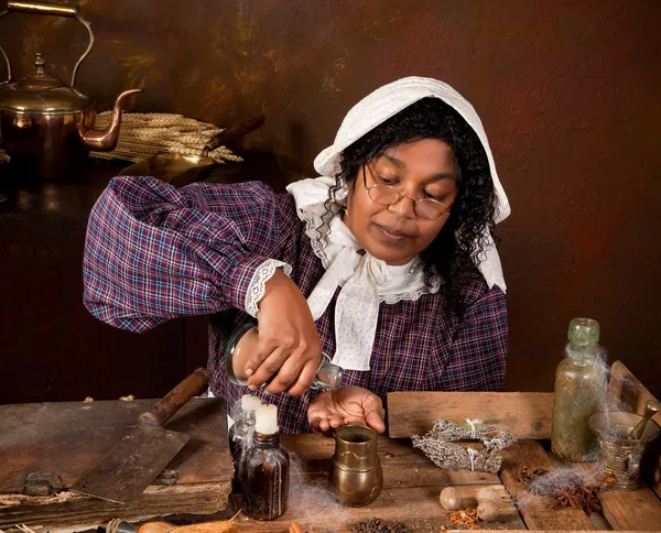 Vintage kruid vrouw in keuken — Stockfoto