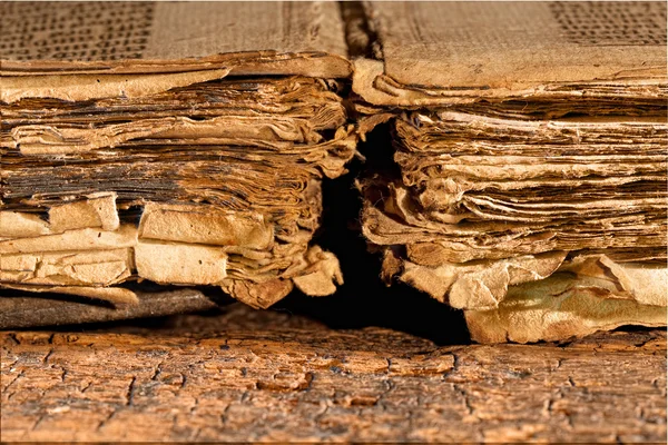 Zerfledderte Seiten eines antiken Buches — Stockfoto
