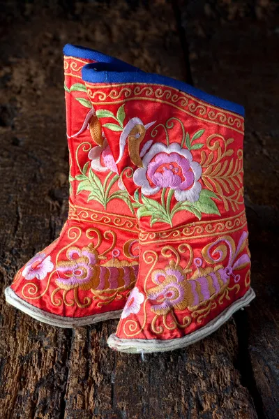 Sapatos miniatura para pés chineses encadernados — Fotografia de Stock