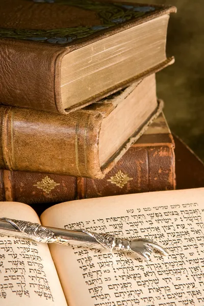 Torah pointeur sur les livres — Photo