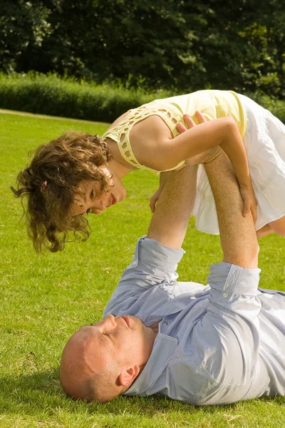 Brincando com o pai — Fotografia de Stock