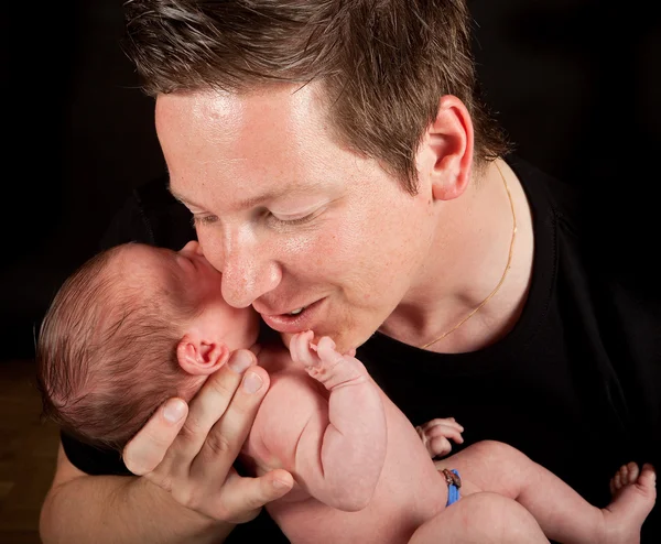 Bebê e pai amoroso — Fotografia de Stock