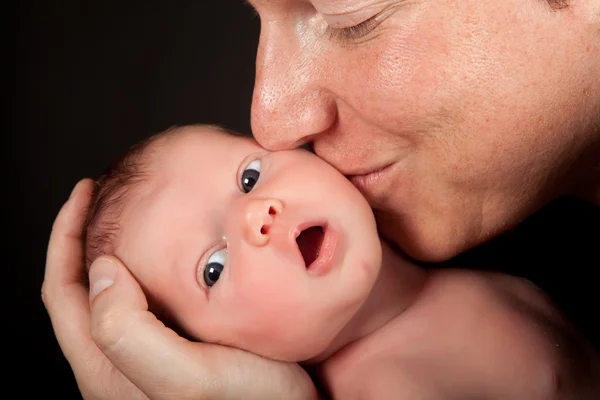 Vader kussen baby — Stockfoto