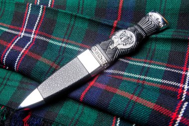 Sgian dubh on kilt