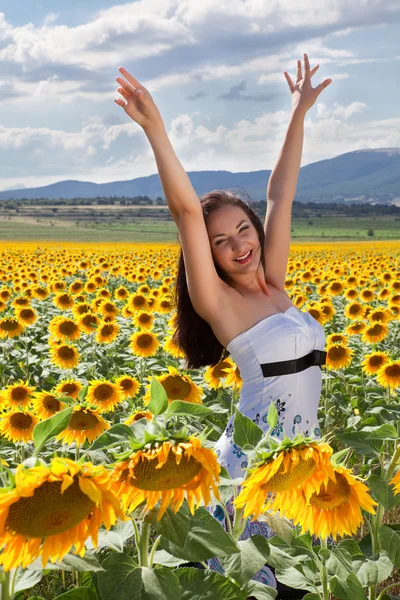 Šťastná žena na slunečnicovém poli — Stock fotografie