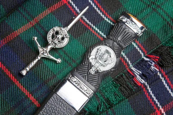 Килт и шотландский нож — стоковое фото