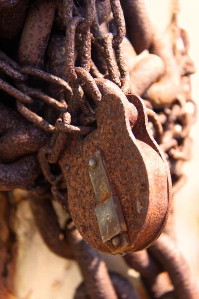Σκουριασμένη Κλειδωνιά και αλυσίδα — Φωτογραφία Αρχείου