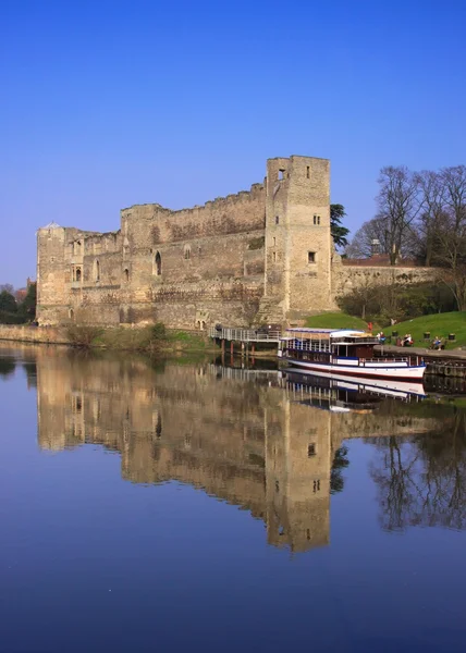 Un bateau de rivière amarré au château de Newark — Photo
