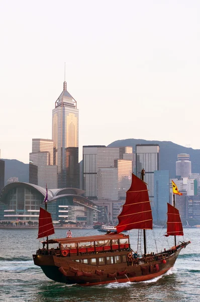 Schrottboot im Hafen von Hongkong Stockbild