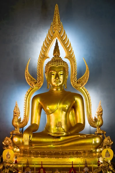 Χρυσό άγαλμα του Βούδα στο μαρμάρινο τέμπλο, Μπανγκόκ, Ταϊλάνδη — Φωτογραφία Αρχείου