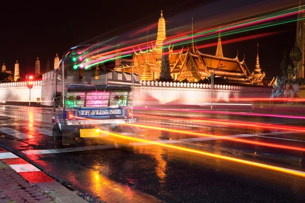 Μπανγκόκ κυκλοφορία νύχτας - tuk tuk μπροστά από το μεγάλο παλάτι Royalty Free Εικόνες Αρχείου