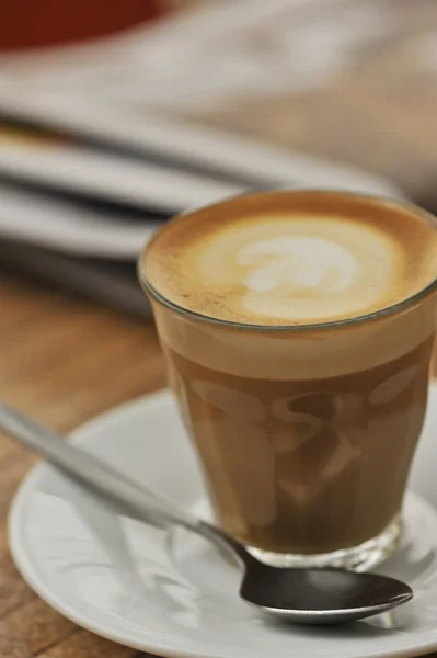 Café latte ve sklenici — Stock fotografie