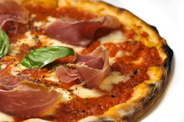 Prosciutto pizza