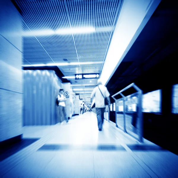 Cestující ve stanicích metra — Stock fotografie